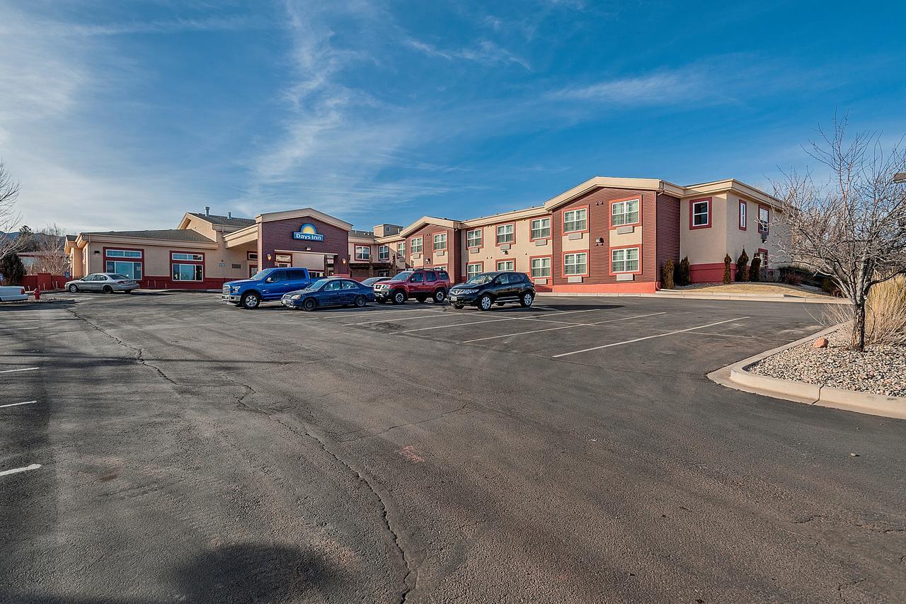 Days Inn By Wyndham Маниту Спрингс Екстериор снимка